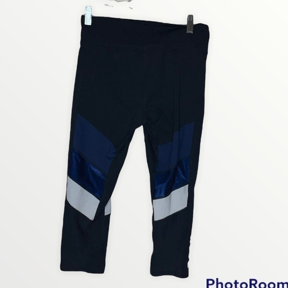 SOUL CYCLE Cropped Color Block High Rise Compression Capri Leggings, Size Medium - Picture 3 of 4